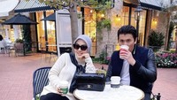 Ini momen Reino dan Syahrini saat menikmati kopi di salah satu kafe yang ada di New York, Amerika Serikat. Keduanya melepas lelah setelah berbelanja. Foto: Instagram Reino Barack & Syahrini