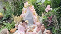 Momen makan keluarga tampak seru. Reino, Syahrini, Syahrani, dan lainnya melakukan piknik cantik dengan sajian kopi dan camilan. Foto: Instagram Reino Barack & Syahrini