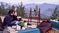 Reino dan Syahrini juga pernah piknik romantis di Plataran Bromo, Malang. Keduanya menikmati kopi hangat di tengah Bromo yang udaranya sejuk. Foto: Instagram Reino Barack & Syahrini