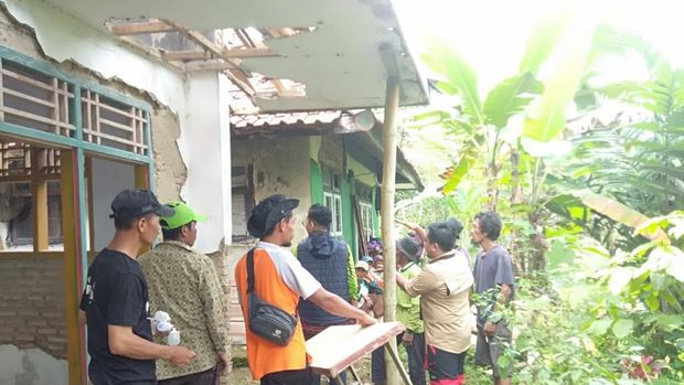 Rumah rusak berat di Ciamis akibat pergerakan tanah.