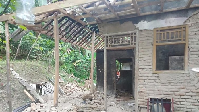 Rumah rusak berat di Ciamis akibat pergerakan tanah.