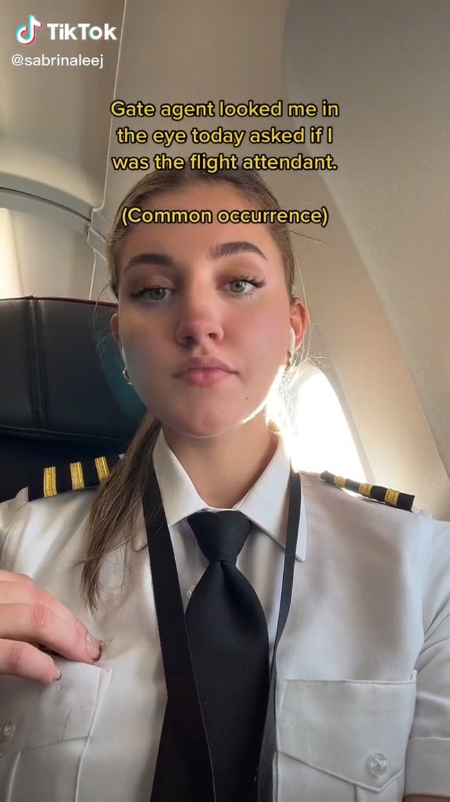 Wanita bernama Sabrina Johnson beberapa waktu lalu mengunggah video yang menceritakan pengalaman kerja yang dianggap kurang menyenangkan. Dalam postingan ia menulis, Petugas gerbang menatapku hari ini dan bertanya apakah aku seorang pramugari. Kejadian umum, tulisnya.Foto: TikTok