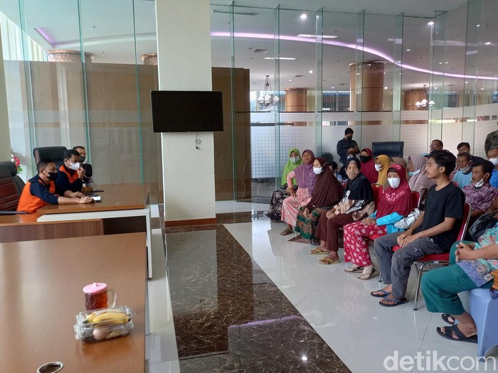 Sejumlah warga Nguter saat audiensi dengan DLH Sukoharjo di Menara Wijaya Setda Sukoharjo, Kamis (3/11/2022).