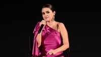 Selena Gomez saat berada di atas panggung. Di sana juga ada Alek Keshishian, yang menyutradarai dan memproduseri Selena Gomez: My Mind & Me. Foto: Getty Images/Jon Kopaloff