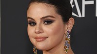 Selena Gomez memakai gaun satin satu bahu, Rabu (2/11). Foto: Getty Images/Jon Kopaloff