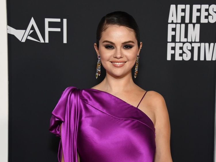 Selena Gomez Serba Ungu