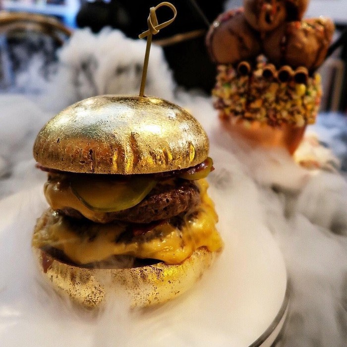 Serba Berlapis Emas, Burger hingga Chicken Wings Ini Mirip Perhiasan Serba Berlapis Emas, Burger hingga Chicken Wings Ini Mirip Perhiasan
