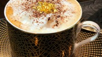Menikmati secangkir kopi premium, dengan bubuhan emas 24 karat yang menyatu di dalam kopi. Foto: Instagram/Pool