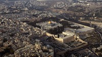 Tak sedikit yang mengira bahwa kubah Shakhrah dengan warna kuning emas adalah kubah Masjid Al Aqsa. Padahal, keduanya berada pada bangunan yang berbeda.