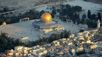 Jika dilihat dari foto yang beredar di media, bentuk kubah masjid Al Aqsa dengan kubah Shakhrah nampak sama. Namun, yang membedakan adalah warnanya.