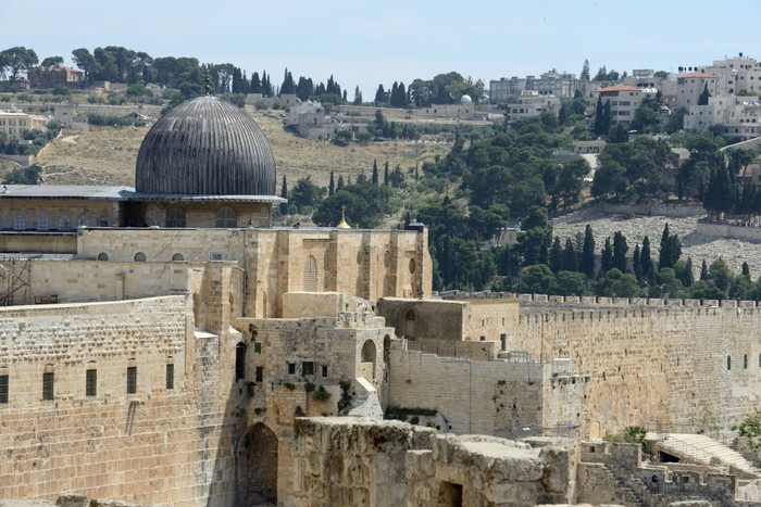 Bentuk kubah masjid Al Aqsa dengan kubah Shakhrah atau Dome of the Rock nampak sama. Namun, yang membedakan adalah warnanya.