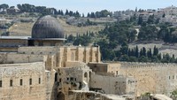 Dilansir dari buku Rahasia Masjidil Aqsha oleh Syed Azharul Asriq, kubah Masjid Al Aqsa berwarna biru. Jika melihat bangunan utama kompleks Al Aqsa yang bernama Al-Jami Al-Aqsa maka akan akan nampak kubah berwarna biru tua.