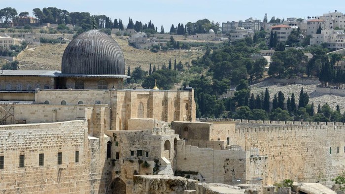 Bentuk kubah masjid Al Aqsa dengan kubah Shakhrah atau Dome of the Rock nampak sama. Namun, yang membedakan adalah warnanya.
