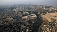 Terlepas dari itu, pada bagian tertentu masjid Al-Aqsa seperti dekorasi kayu dengan ukiran bunga masih dipertahankan orisinilitasnya.