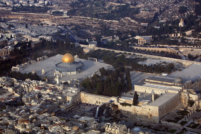 Bentuk kubah masjid Al Aqsa dengan kubah Shakhrah atau Dome of the Rock nampak sama. Namun, yang membedakan adalah warnanya.