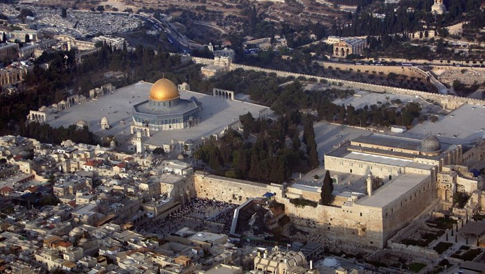 Bentuk kubah masjid Al Aqsa dengan kubah Shakhrah atau Dome of the Rock nampak sama. Namun, yang membedakan adalah warnanya.