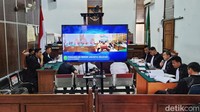 Sejumlah saksi memberikan keterangan di hadapan hakim Pengadilan Negeri Jakarta Selatan.