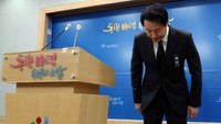 Pejabat lain, yakni Walikota Seoul Oh Se-hoon menyampaikan permintaan maaf kepada publik. Oh Se-hoon membungkuk dihadapan wartawan yang hadir saat konferensi pers. Yonhap/Reuters