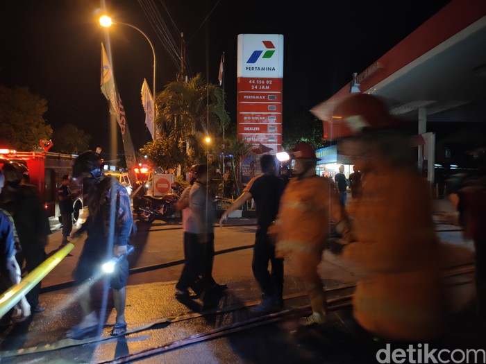 SPBU di Wates, Kulon Progo yang terbakar pada Kamis malam (3/11/2022).
