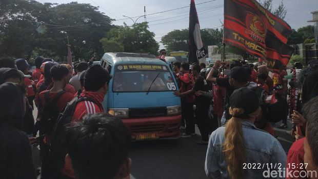 Suporter PSM Makassar menutup jalan saat berunjuk rasa di Kantor Gubernur Sulsel menagih janji pembangunan Stadion Mattoanging.