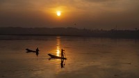 Begini suasana di Danau Dal, Srinagar, Kashmir, saat matahari tenggelam.