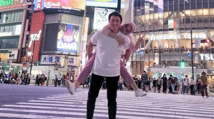 Syahrini dan Reino Barack di acara keluarga