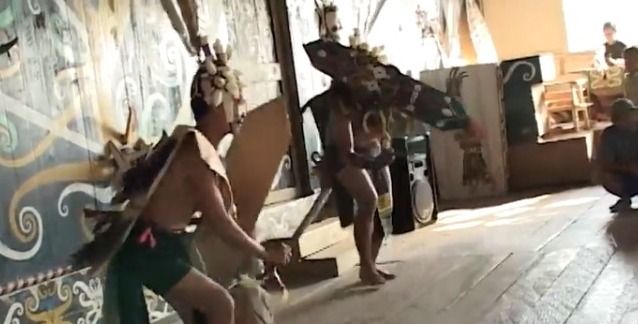 Contoh tari tradisional di Indonesia.