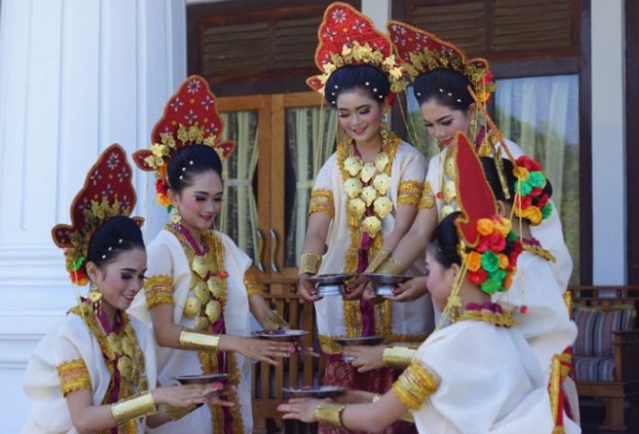 Contoh tari tradisional di Indonesia.