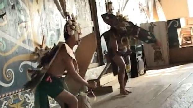 Contoh tari tradisional di Indonesia.