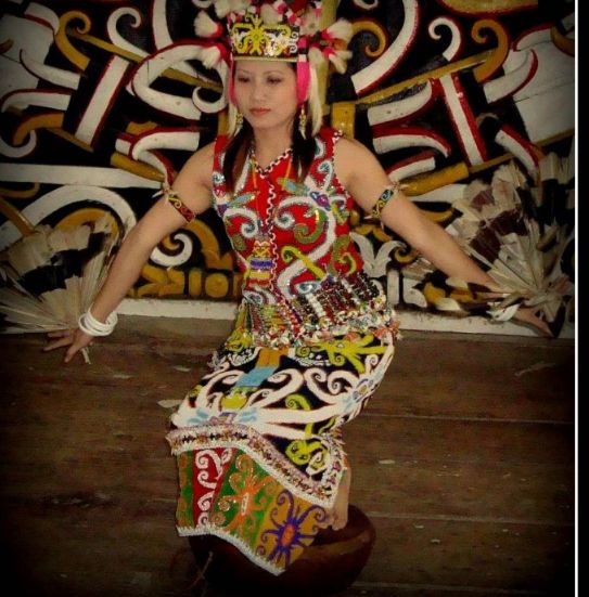 Contoh tari tradisional di Indonesia.