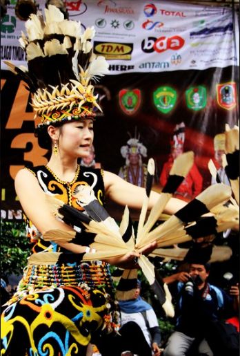 Contoh tari tradisional di Indonesia.