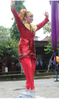 Contoh tari tradisional di Indonesia.