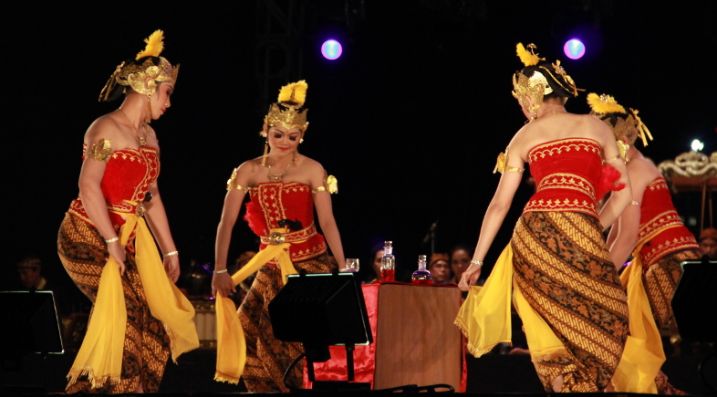 Contoh tari tradisional di Indonesia.