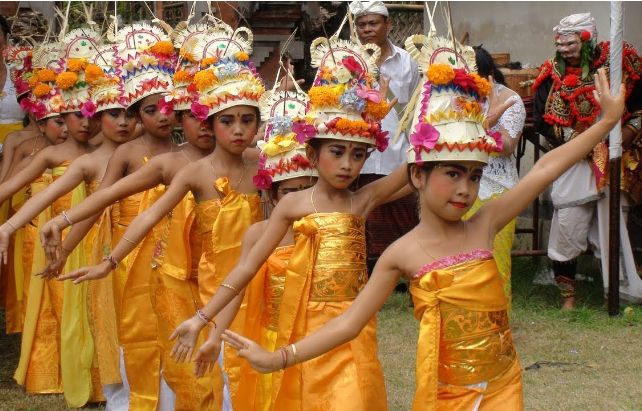 Contoh tari tradisional di Indonesia.