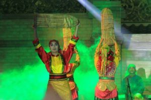 Contoh tari tradisional di Indonesia.