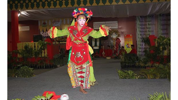 Contoh tari tradisional di Indonesia.