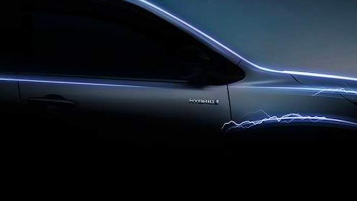 Teaser Toyota Innova Hybrid