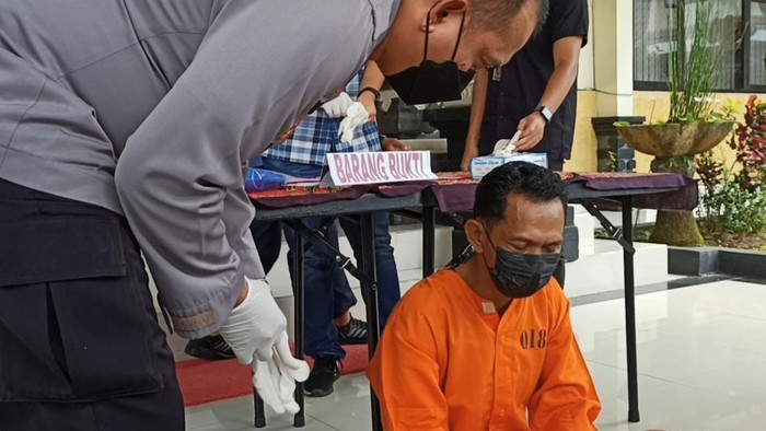 Tersangka pemerkosaan terhadap anak, KE Apridana (bawah), saat ditanya Kapolres Tabanan, AKBP Ranefli Dian Candra,  Kamis (3/11/2022).