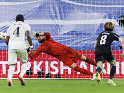 Josip Juranovic gagal mencetak gol saat maju sebagai eksekutor penalti Celtic. Bola tendangannya bisa ditepis Thibaut Courtois. Skor tidak berubah 2-0 untuk Madrid yang bertahan hingga turun minum. Getty Images/DeFodi Images