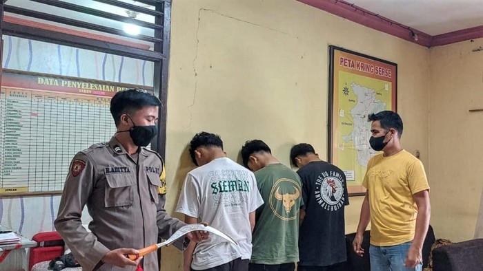 Tiga pelajar ditangkap usai tebar teror dengan acungkan celurit ke penumpang angkot di Sukabumi.