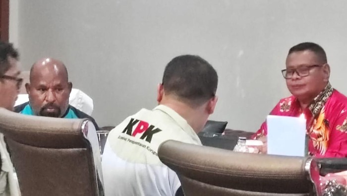 Tim KPK saat menemui Lukas Enembe di kediamannya di Jayapura.