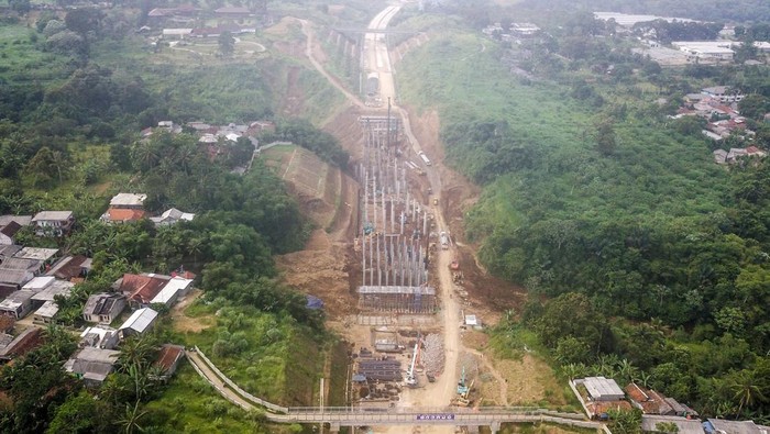 Tol Bocimi Bakal Uji Coba Akhir Tahun, Begini Progresnya Foto udara proyek pembangunan jalan tol Bogor-Ciawi-Sukabumi di Cicurug, Kabupaten Sukabumi, Jawa Barat, Kamis (3/11/2022). Bupati Sukabumi Marwan Hamami mengatakan uji coba Jalan Tol Bocimi Seksi Cigombong-Cibadak akan dilaksanakan pada momen Libur Natal 2022 dan Tahun Baru 2023. ANTARA FOTO/Raisan Al Farisi/wsj.