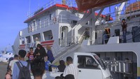 Sejumlah penumpang kapal bersiap naik ke Kapal Perintis Sabuk Nusantara 108 saat berada di Dermaga Menangga, Kecamatan Solar Timur, Kabupaten Flores Timur, Nusa Tenggara Timur (NTT), Rabu (2/11/2022). 