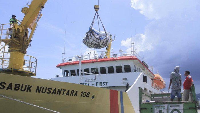 TREN PERGERAKAN PENUMPANG KAPAL PERINTIS Seorang Mualim 1 Kapal Perintis Sabuk Nusantara 108 memantau proses penurunan pupuk saat tiba di Dermaga Lewoleba, Kabupaten Lembata, Nusa Tenggara Timur (NTT), Rabu (2/11/2022). Kementerian Perhubungan mencatat tren pergerakan penumpang menggunakan kapal perintis selama Januari hingga Oktober 2022 naik 18 persen dibandingkan tahun 2021, sementara tren pergerakan barang naik 10 persen dibanding tahun sebelumnya. ANTARA FOTO/Kornelis Kaha/rwa.