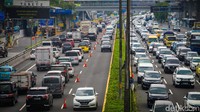 Pada pantauan, terlihat jalur Tol Dalam Kota arah Semanggi tampak padat cenderung macet pagi ini.