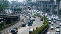Sedangkan arah sebaliknya menuju Cawang terpantau lancar.