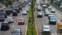 Kendaraan melintas di jalur contraflow Tol Dalam Kota arah Semanggi, Jakarta, Kamis (3/11/2022) pukul 09.30 WIB.