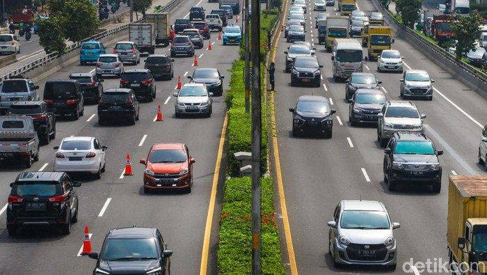 Urai Macet, Contraflow Diberlakukan di Tol Cawang Arah Semanggi Polisi memberlakukan contraflow di ruas Tol Dalam Kota dari Cawang ke arah Semanggi. Contraflow ditetapkan untuk mengurai macet pagi ini.