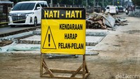 Proyek jalan tembusan Pasar Minggu mulai dikerjakan lagi sejak bulan Oktober 2022 usai mangkrak sejak tahun 2019.