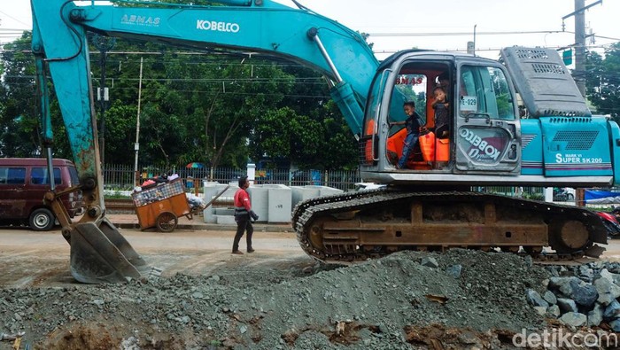 Proyek jalan tembusan Pasar Minggu, Jakarta Selatan, dilanjutkan lagi. Proyek ini sempat mangkrak sejak 2019.